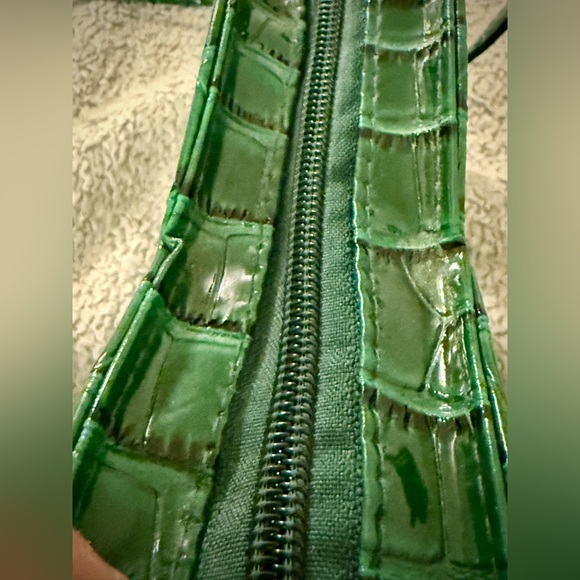 Green Heart-Shaped Crossbody Bag - Picture 7 of 14